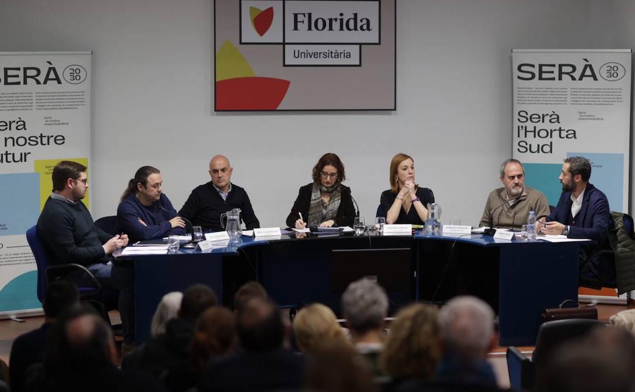 Los representantes políticos participan en el debate. 
