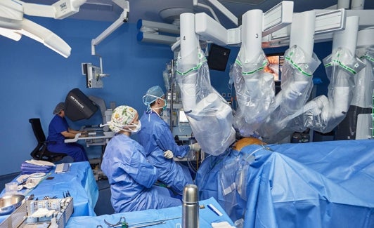 Operación con el robot Da Vinci en el hospital IMED.