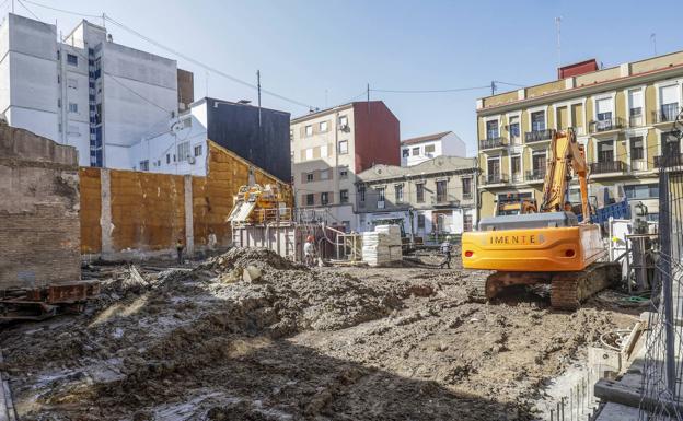 Un solar en obras en el barrio del Cabanyal. 