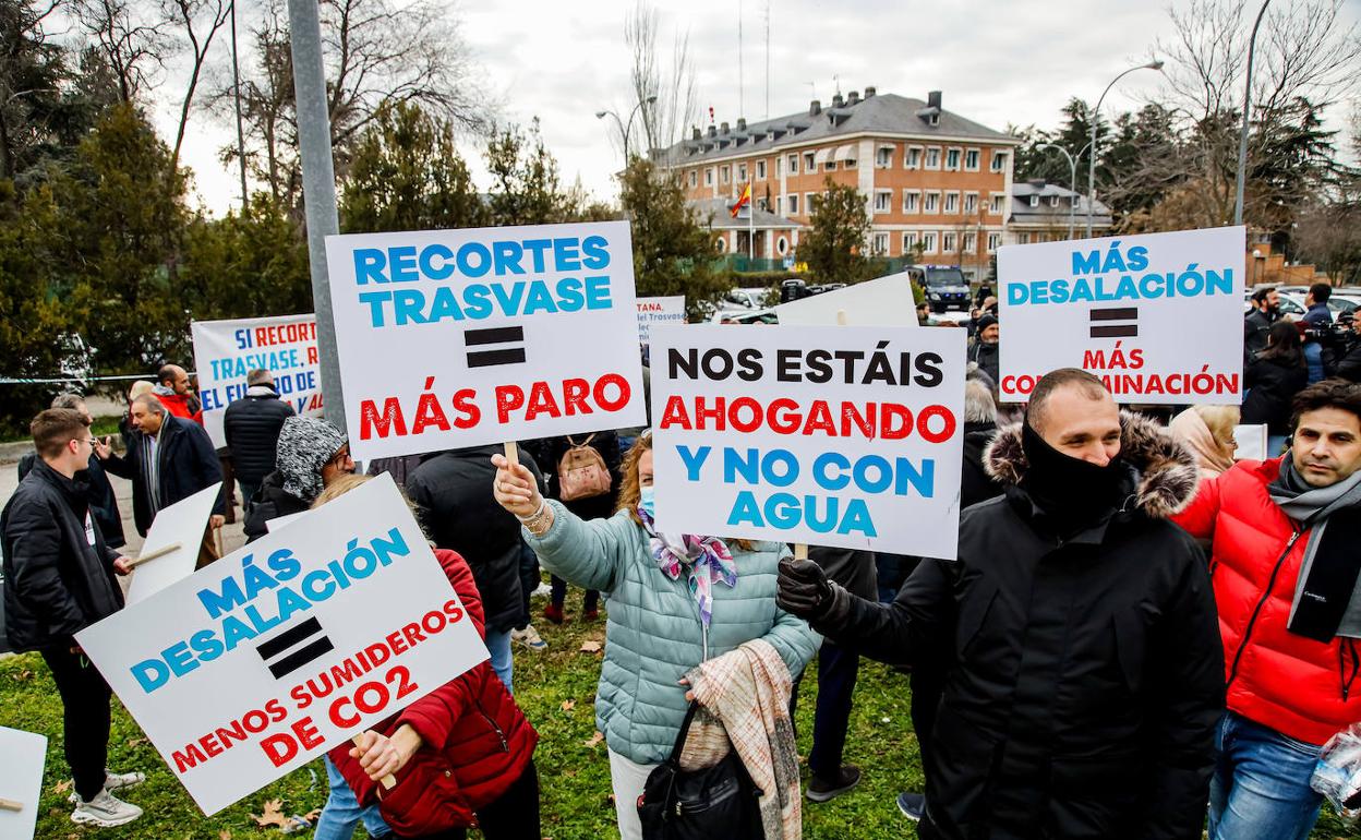 Manifestantes en contra del recorte del trasvase. 