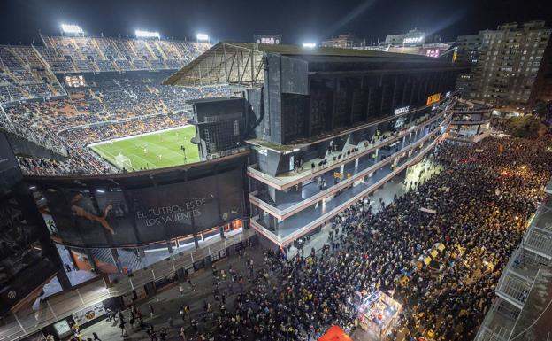 La protesta contra Lim vacía Mestalla hasta el minuto 19