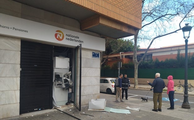 Una banda desvalija el cajero de una oficina bancaria en Valencia tras reventarlo con material explosivo