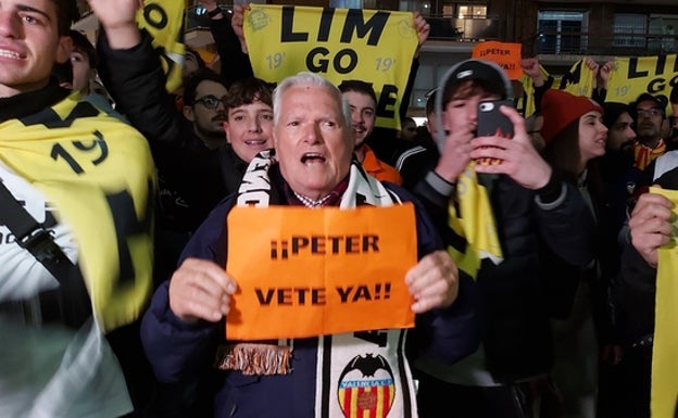 El aficionado Manuel Ramos, de 84 años, en primera fila de la manifestación. 