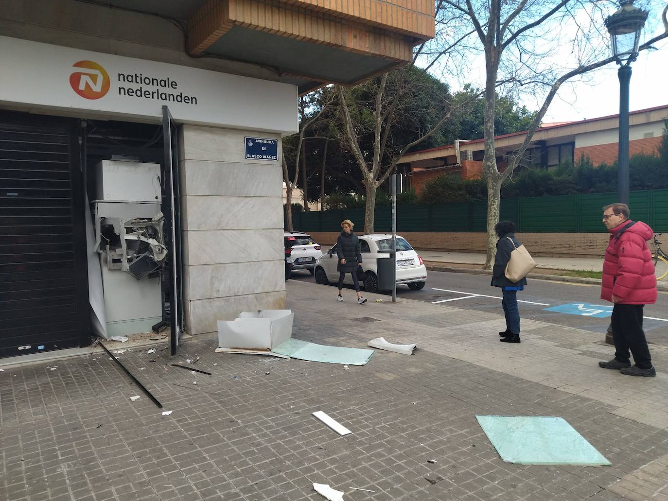 Fotos: Una banda asalta con explosivos un cajero de una sucursal bancaria en Valencia