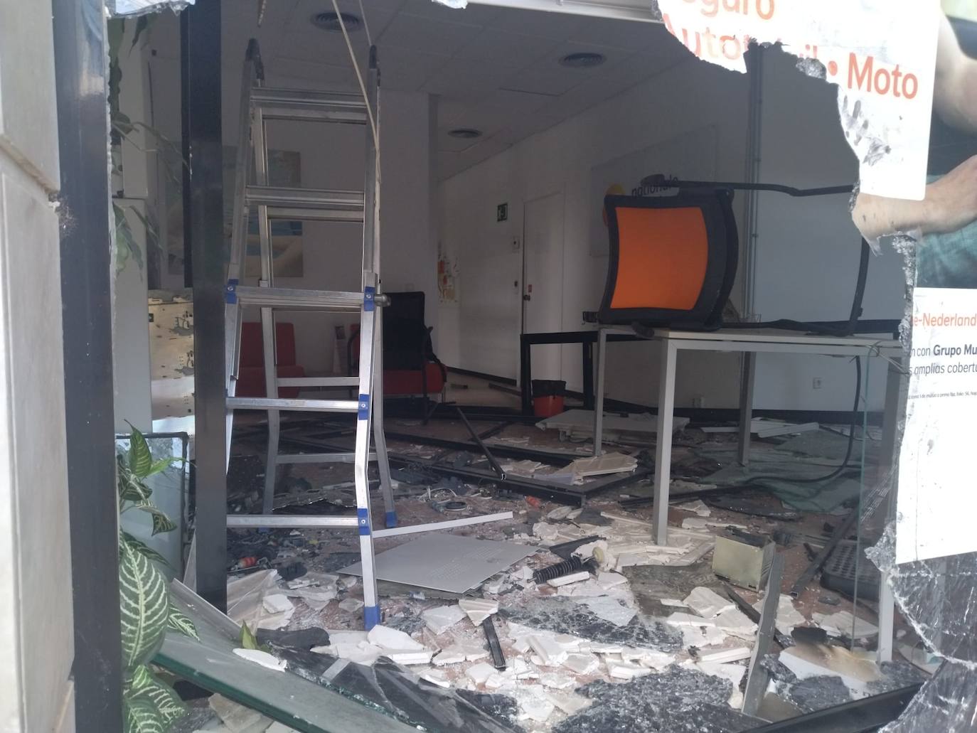 Fotos: Una banda asalta con explosivos un cajero de una sucursal bancaria en Valencia