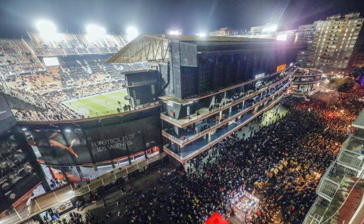 La imagen de la protesta en los minutos previos a arrancar el partido del Valencia. 