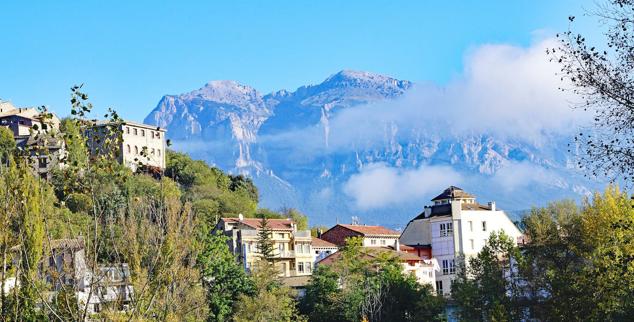 Aínsa (Huesca). En Aínsa confluyen los ríos Cinca y Ara, con la sierra de Guara al sur y el túnel de Bielsa al norte.