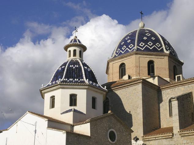 Altea (Alicante). Conocida como el Santorini español,podrás disfrutar tanto de una excelente gastronomía como de una gran experiencia cultural. 