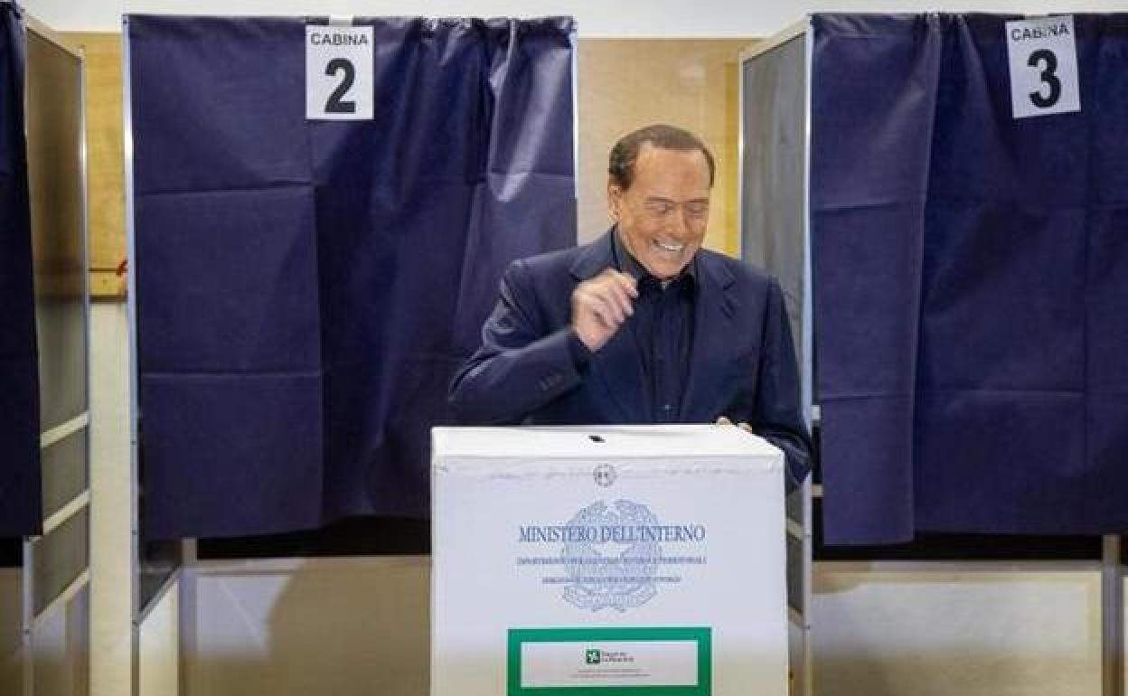 Silvio Berlusconi al depositar su voto este domingo en las elecciones regionales en Lombardía