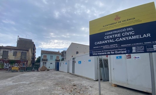 Centro cívico paralizado en el Cabanyal, en la calle San Pedro. 