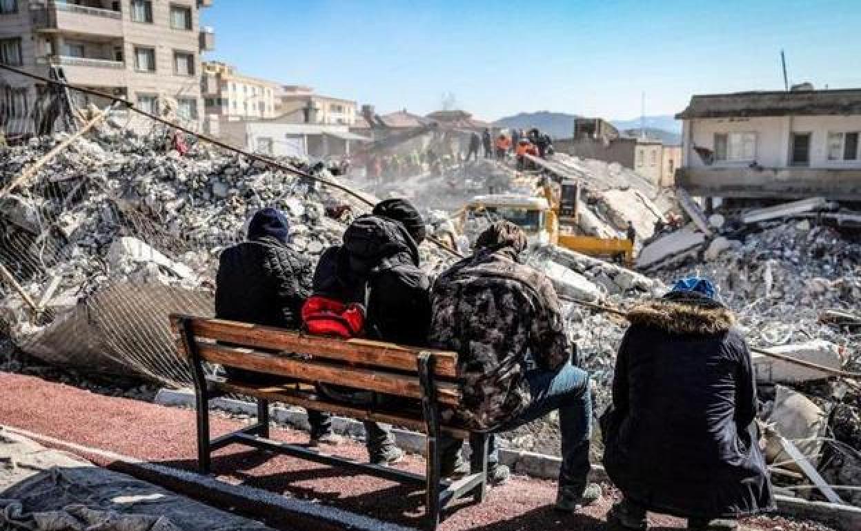 Vecinos observan la demolición de edificios destruidos en Nurdagi.