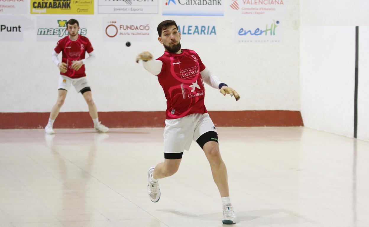 Ibiza para una pelota en una partida reciente. 