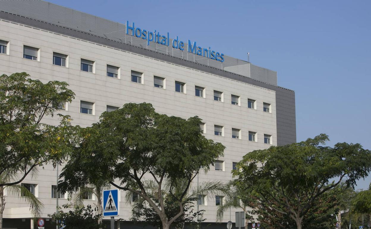 Una de las fachadas del hospital de Manises.