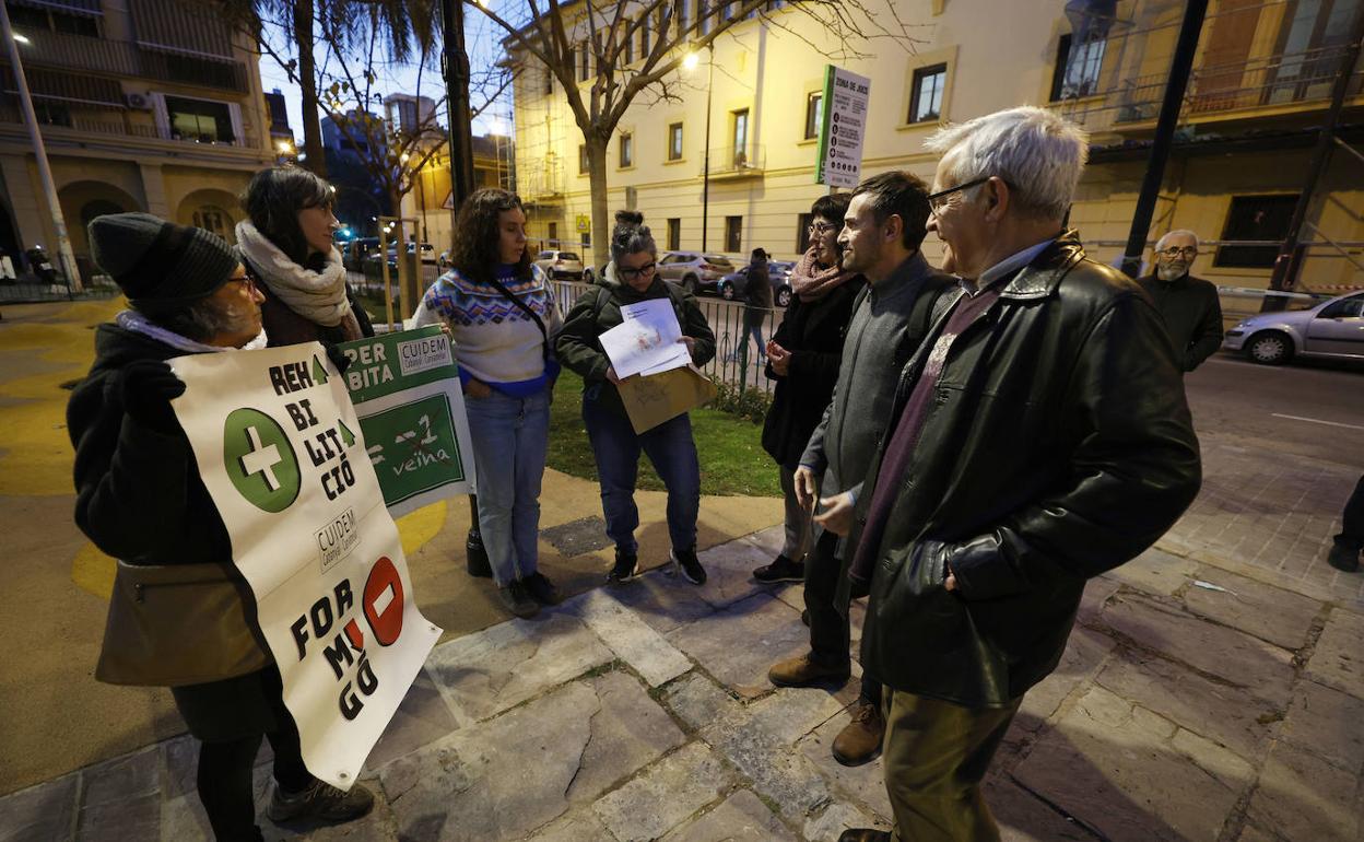 Vecinos de Cuïdem Cabanyal , con carteles donde piden poner freno a los apartamentos turísticos en el Cabanyal. 