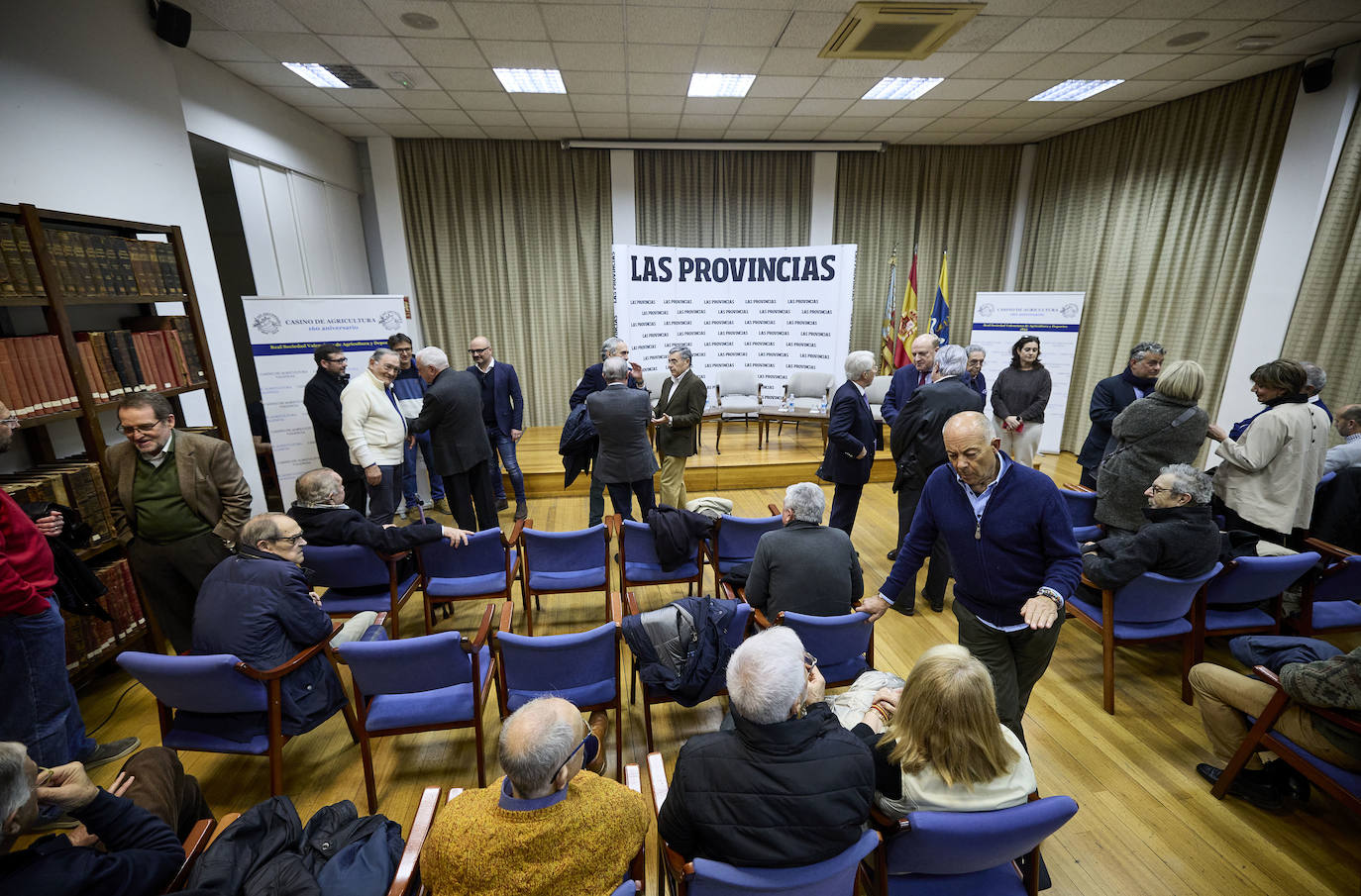 El valencianismo pide un paso al frente de los políticos y apuesta por el viejo Mestalla. Coincidieron en esta corriente tanto el expresidente Paco Roig como el vicepresidente de Libertad VCF, Dionisio Canales, así como los periodistas y colaboradores de este diario Paco Lloret y Cayetano Ros. Ellos, moderados por el jefe de Información, Hector Esteban.