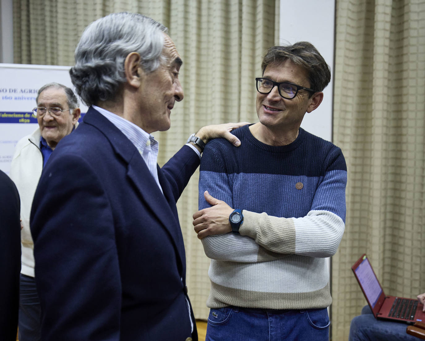 El valencianismo pide un paso al frente de los políticos y apuesta por el viejo Mestalla. Coincidieron en esta corriente tanto el expresidente Paco Roig como el vicepresidente de Libertad VCF, Dionisio Canales, así como los periodistas y colaboradores de este diario Paco Lloret y Cayetano Ros. Ellos, moderados por el jefe de Información, Hector Esteban.