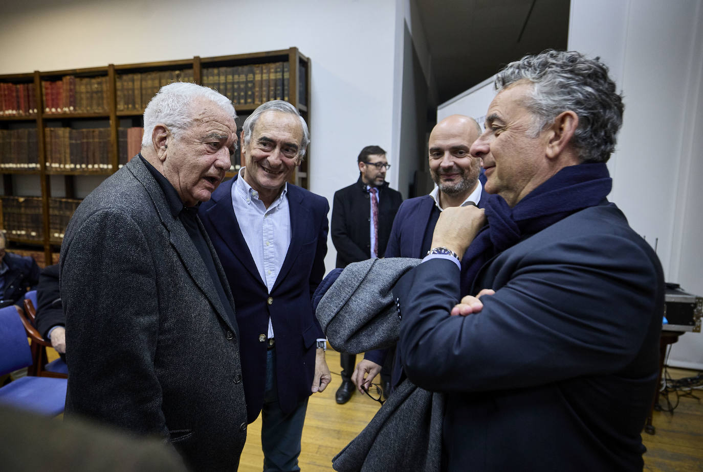 El valencianismo pide un paso al frente de los políticos y apuesta por el viejo Mestalla. Coincidieron en esta corriente tanto el expresidente Paco Roig como el vicepresidente de Libertad VCF, Dionisio Canales, así como los periodistas y colaboradores de este diario Paco Lloret y Cayetano Ros. Ellos, moderados por el jefe de Información, Hector Esteban.