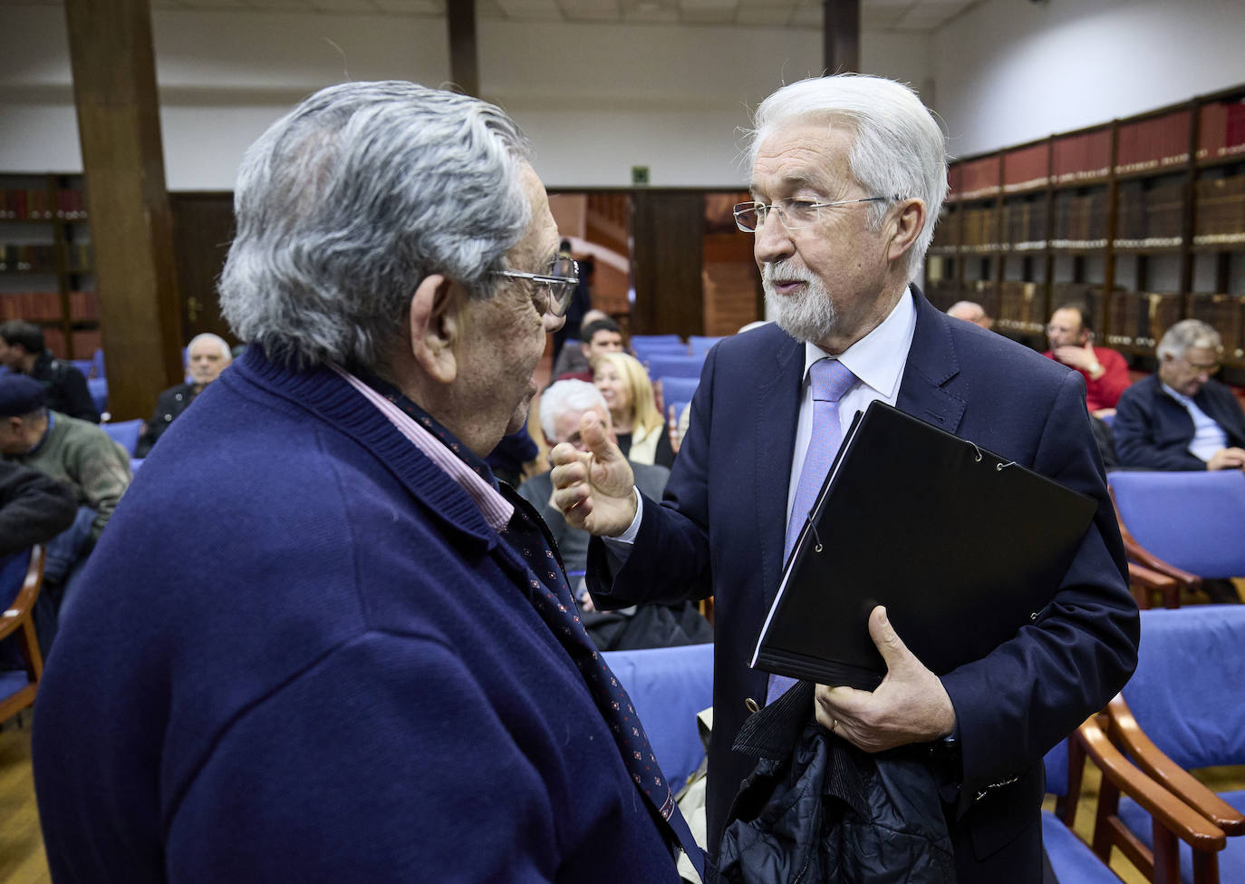 El valencianismo pide un paso al frente de los políticos y apuesta por el viejo Mestalla. Coincidieron en esta corriente tanto el expresidente Paco Roig como el vicepresidente de Libertad VCF, Dionisio Canales, así como los periodistas y colaboradores de este diario Paco Lloret y Cayetano Ros. Ellos, moderados por el jefe de Información, Hector Esteban.