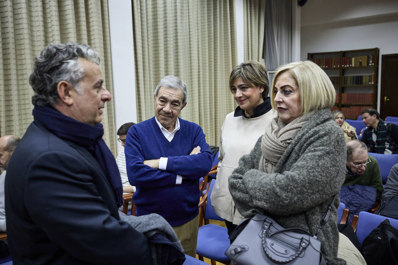 El valencianismo pide un paso al frente de los políticos y apuesta por el viejo Mestalla. Coincidieron en esta corriente tanto el expresidente Paco Roig como el vicepresidente de Libertad VCF, Dionisio Canales, así como los periodistas y colaboradores de este diario Paco Lloret y Cayetano Ros. Ellos, moderados por el jefe de Información, Hector Esteban.