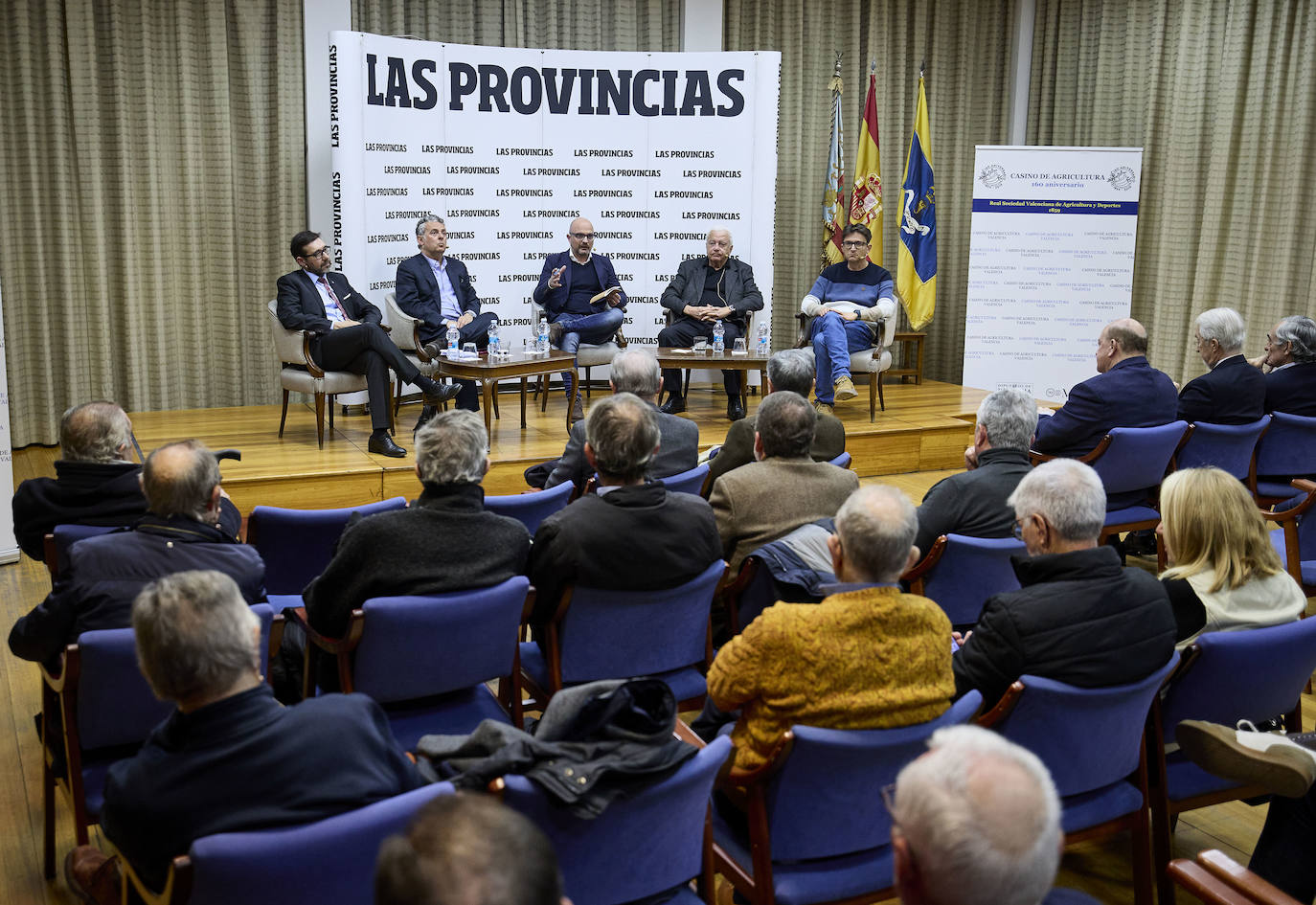 El valencianismo pide un paso al frente de los políticos y apuesta por el viejo Mestalla. Coincidieron en esta corriente tanto el expresidente Paco Roig como el vicepresidente de Libertad VCF, Dionisio Canales, así como los periodistas y colaboradores de este diario Paco Lloret y Cayetano Ros. Ellos, moderados por el jefe de Información, Hector Esteban.