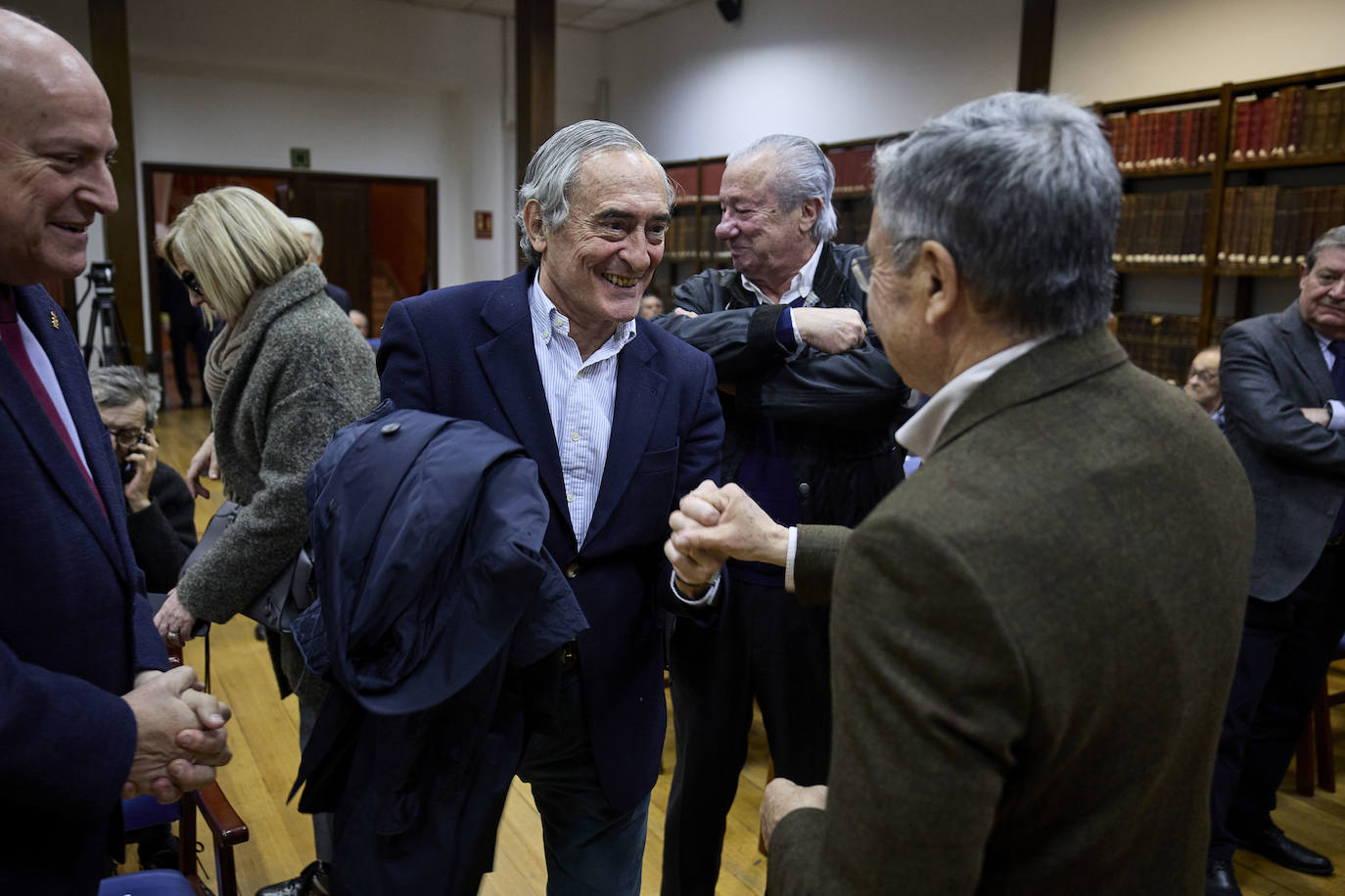 El valencianismo pide un paso al frente de los políticos y apuesta por el viejo Mestalla. Coincidieron en esta corriente tanto el expresidente Paco Roig como el vicepresidente de Libertad VCF, Dionisio Canales, así como los periodistas y colaboradores de este diario Paco Lloret y Cayetano Ros. Ellos, moderados por el jefe de Información, Hector Esteban.