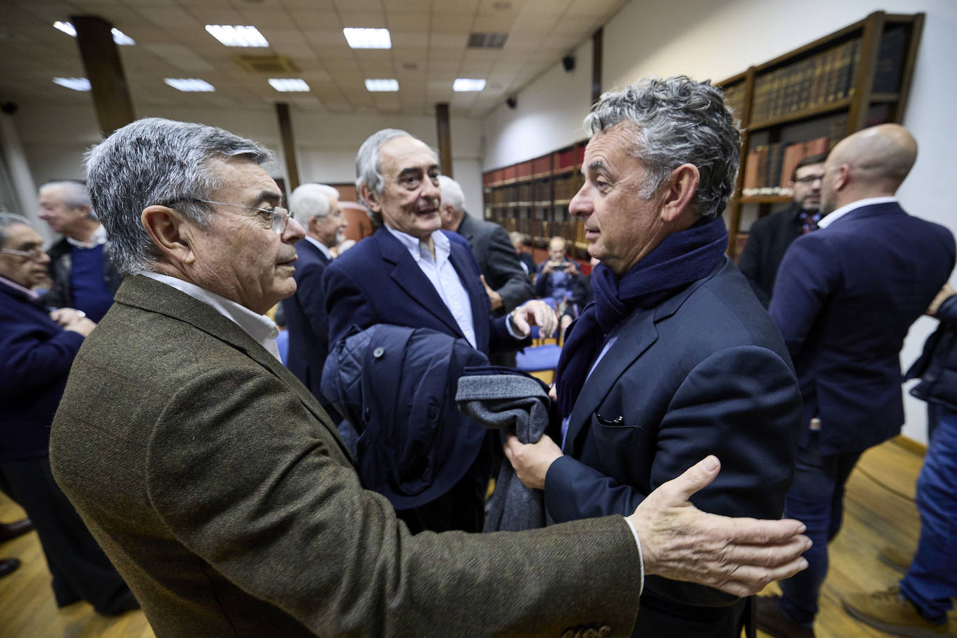 El valencianismo pide un paso al frente de los políticos y apuesta por el viejo Mestalla. Coincidieron en esta corriente tanto el expresidente Paco Roig como el vicepresidente de Libertad VCF, Dionisio Canales, así como los periodistas y colaboradores de este diario Paco Lloret y Cayetano Ros. Ellos, moderados por el jefe de Información, Hector Esteban.