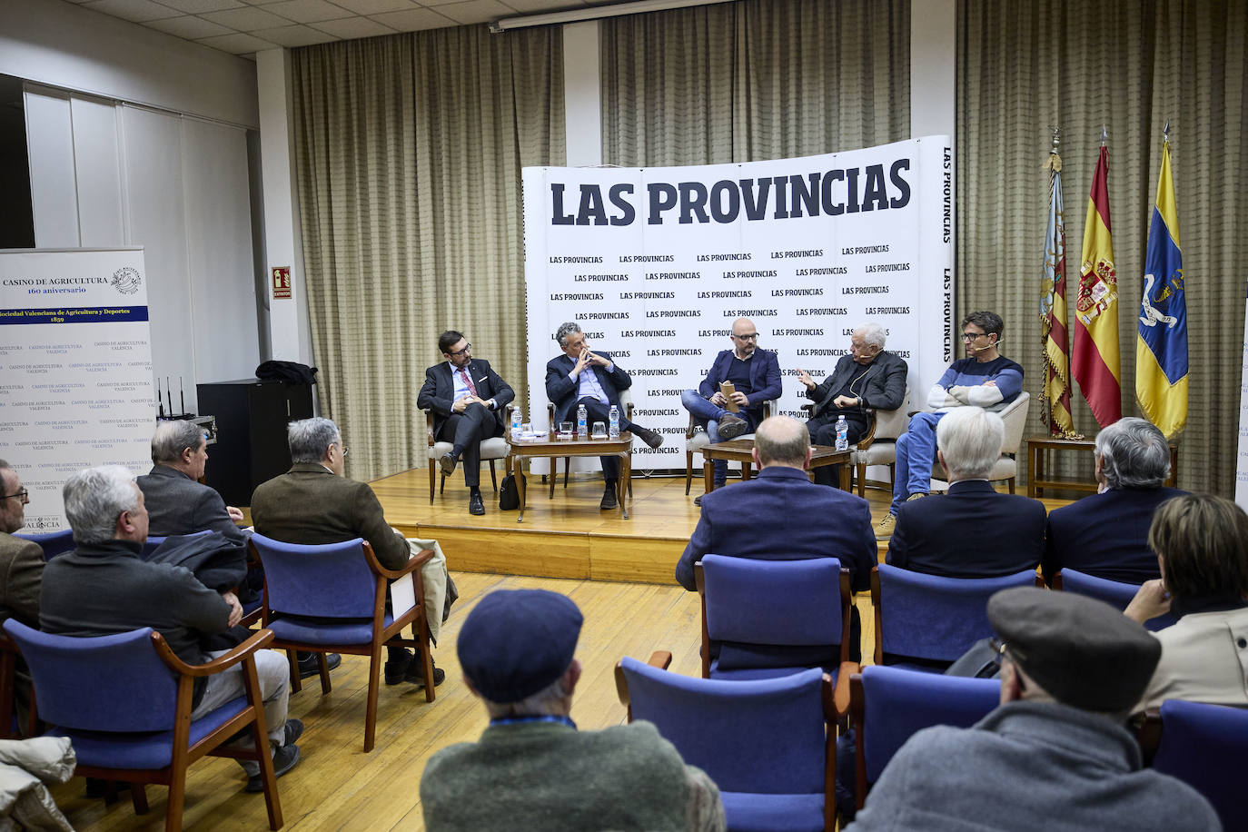 El valencianismo pide un paso al frente de los políticos y apuesta por el viejo Mestalla. Coincidieron en esta corriente tanto el expresidente Paco Roig como el vicepresidente de Libertad VCF, Dionisio Canales, así como los periodistas y colaboradores de este diario Paco Lloret y Cayetano Ros. Ellos, moderados por el jefe de Información, Hector Esteban.