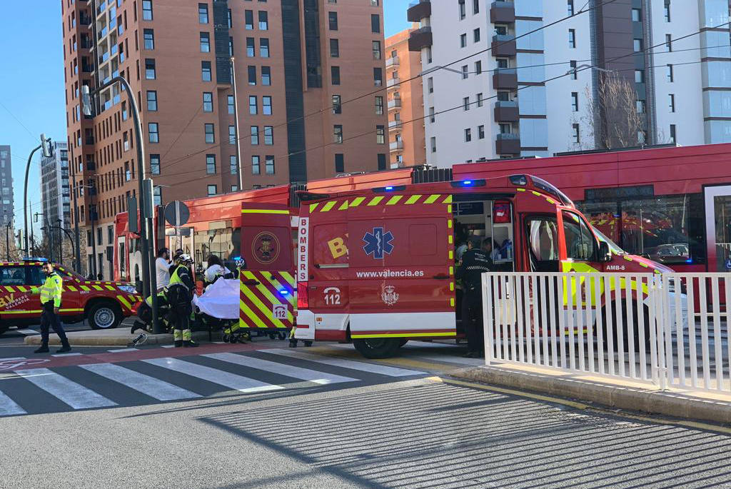 Fotos: Un tranvía descarrila en la avenida Hermanos Maristas de Valencia