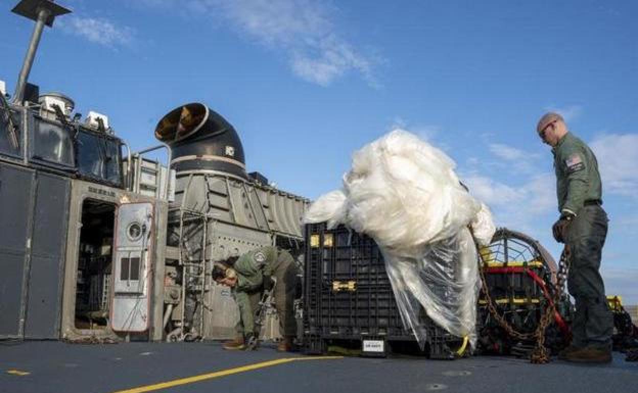 Miembros de la Marina preparan el envío de un globo derribado el pasado 10 de febrero en el océano Atlántico para ser analizado por agentes federales