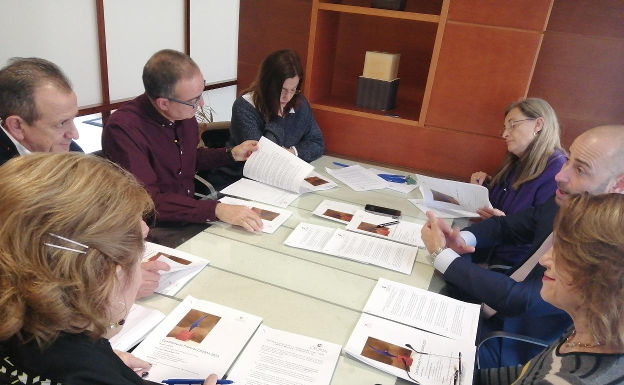 Momento de la reunión del jurado que ha elegido a los premiados. 