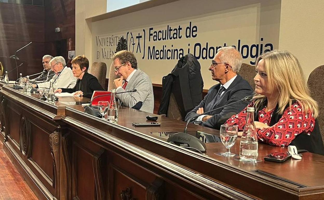 El conseller de Sanidad, Miguel Mínguez, en la facultad de Medicina.