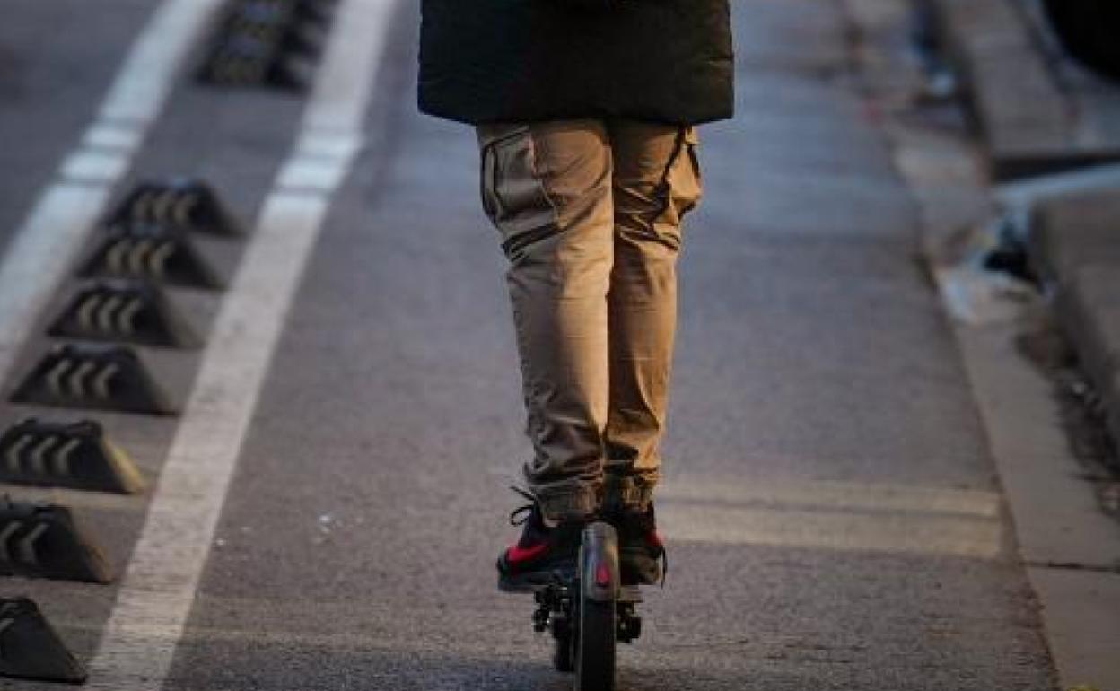 Herida en Cullera tras chocar con su patinete contra un coche