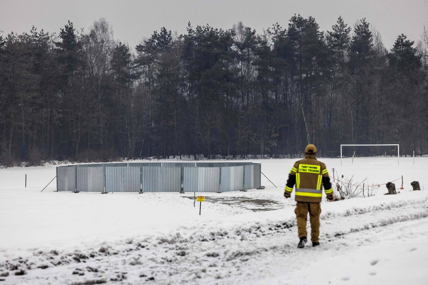 Piotr Bebenek, portavoz de la brigada de bomberos local, inspecciona la zona del nuevo socavón.