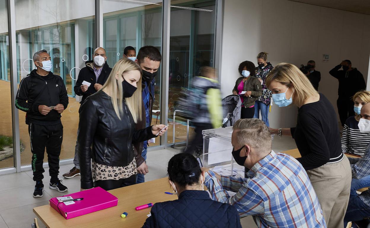 Familias votando en un colegio de Valencia, el año pasado. 