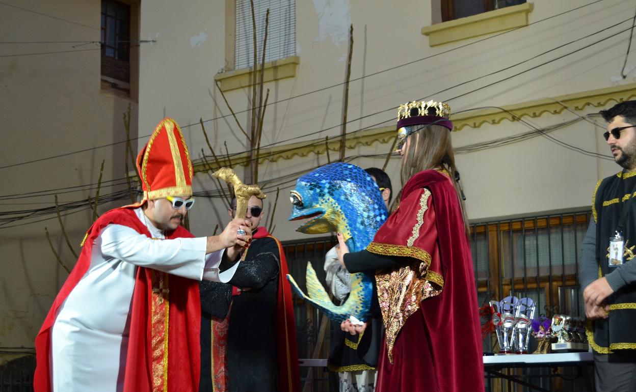 Momento de la proclamación de la Reina de Cepas, figura destacada en el  Carnaval de Requena (foto año 2020). 
