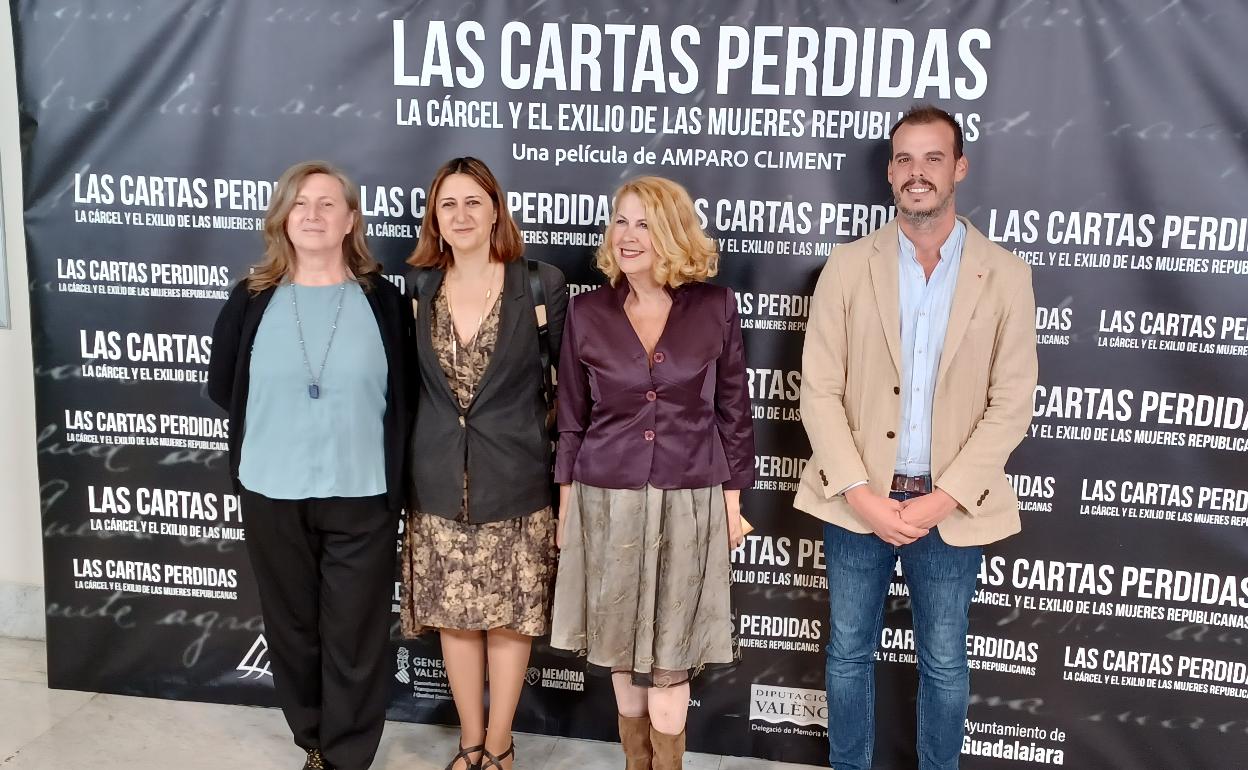 La consellera Pérez Garijo, entre las responsables de la película y junto a Ignacio Pérez Rico, el día del estreno en Madrid. 