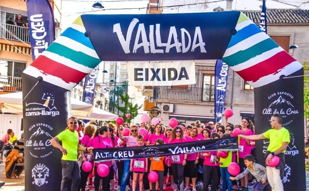 Socios del club de Alt de la Creu de Vallada preparados para iniciar la carrera por el día de la mujer. 