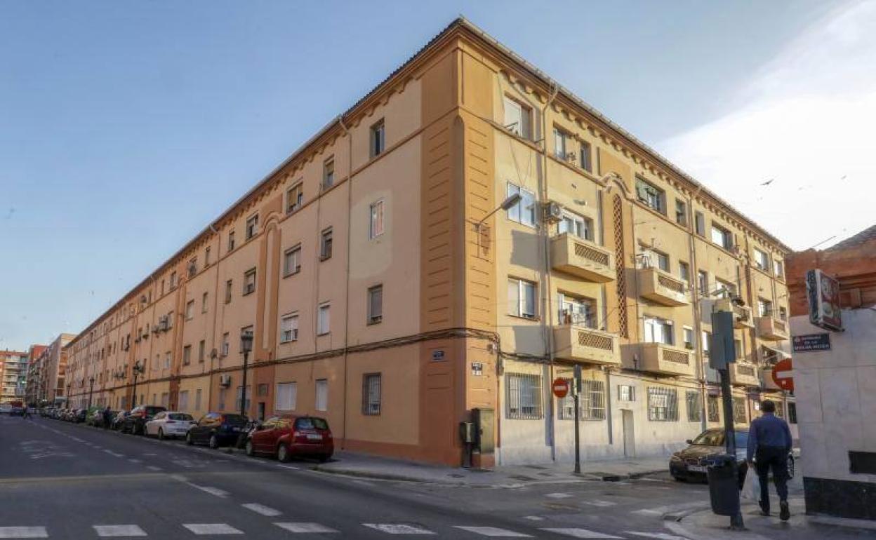 Bloques de las Casitas Rosa, junto a la avenida de la Malvarrosa. 