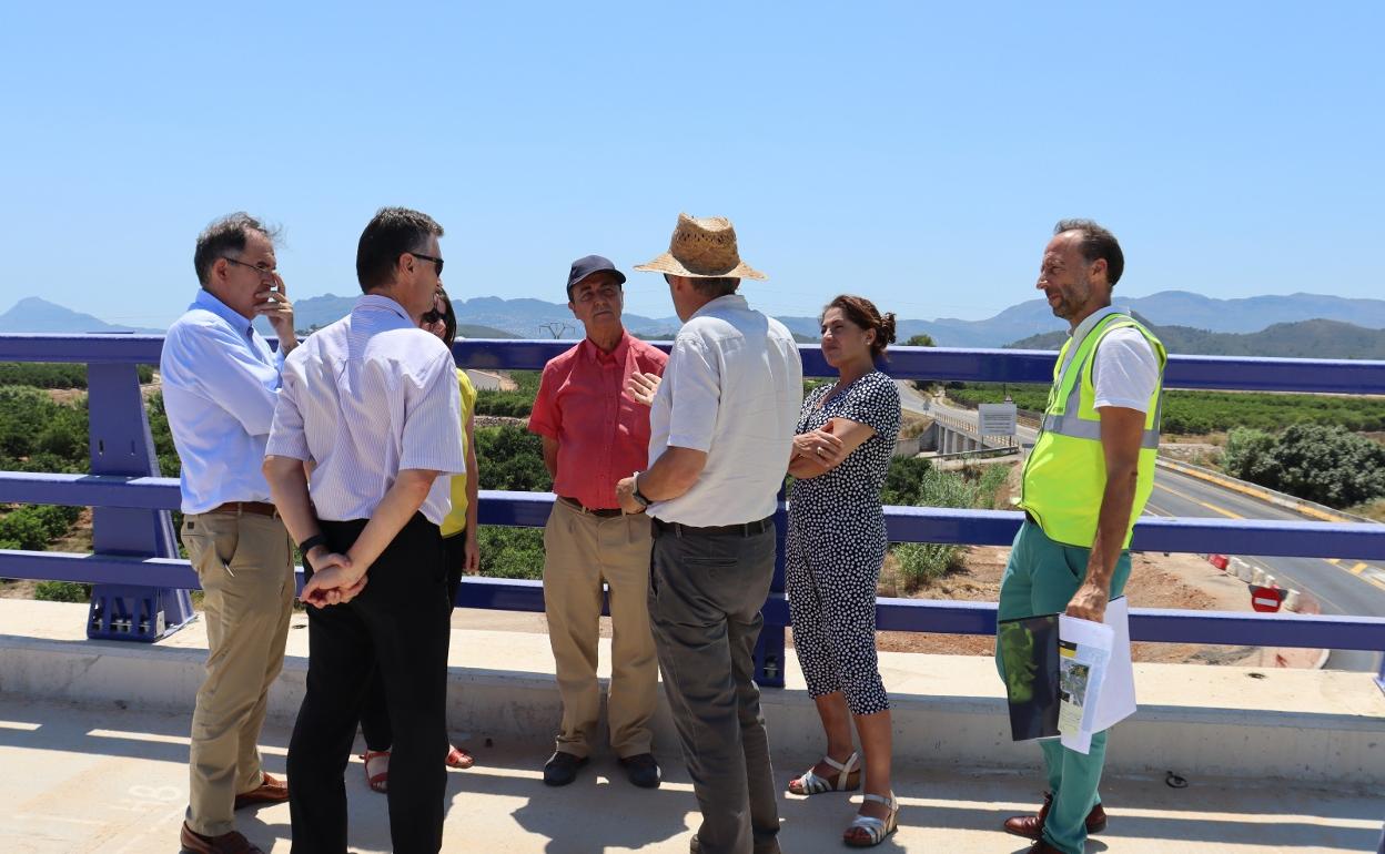 La alcaldesa de Oliva, Yolanda Balaquer, durante una visita a las obras del acceso sur. 