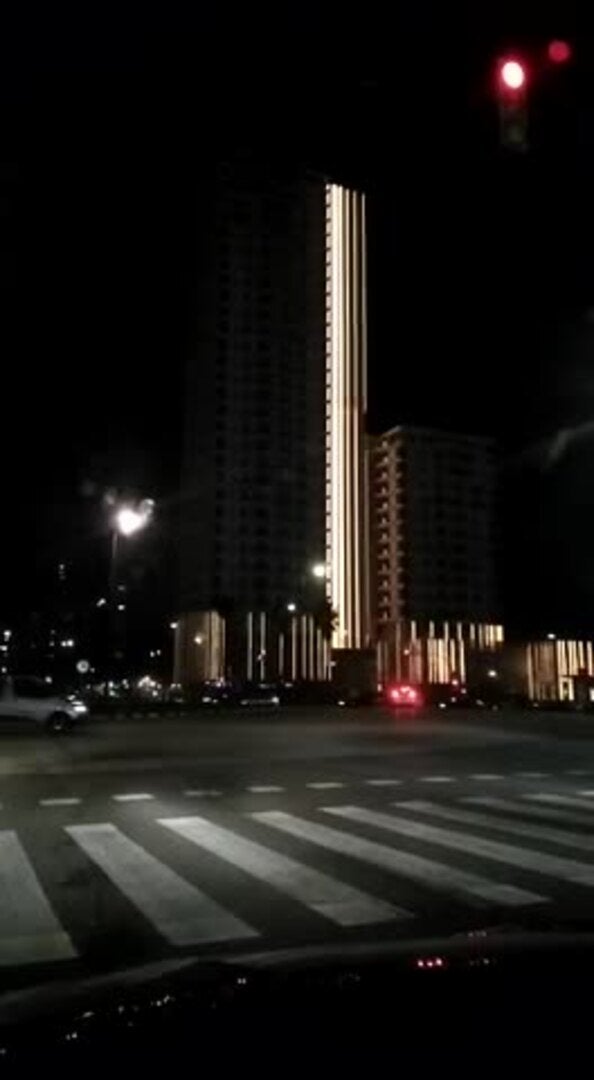 La torre de Bofill se enciende en Valencia