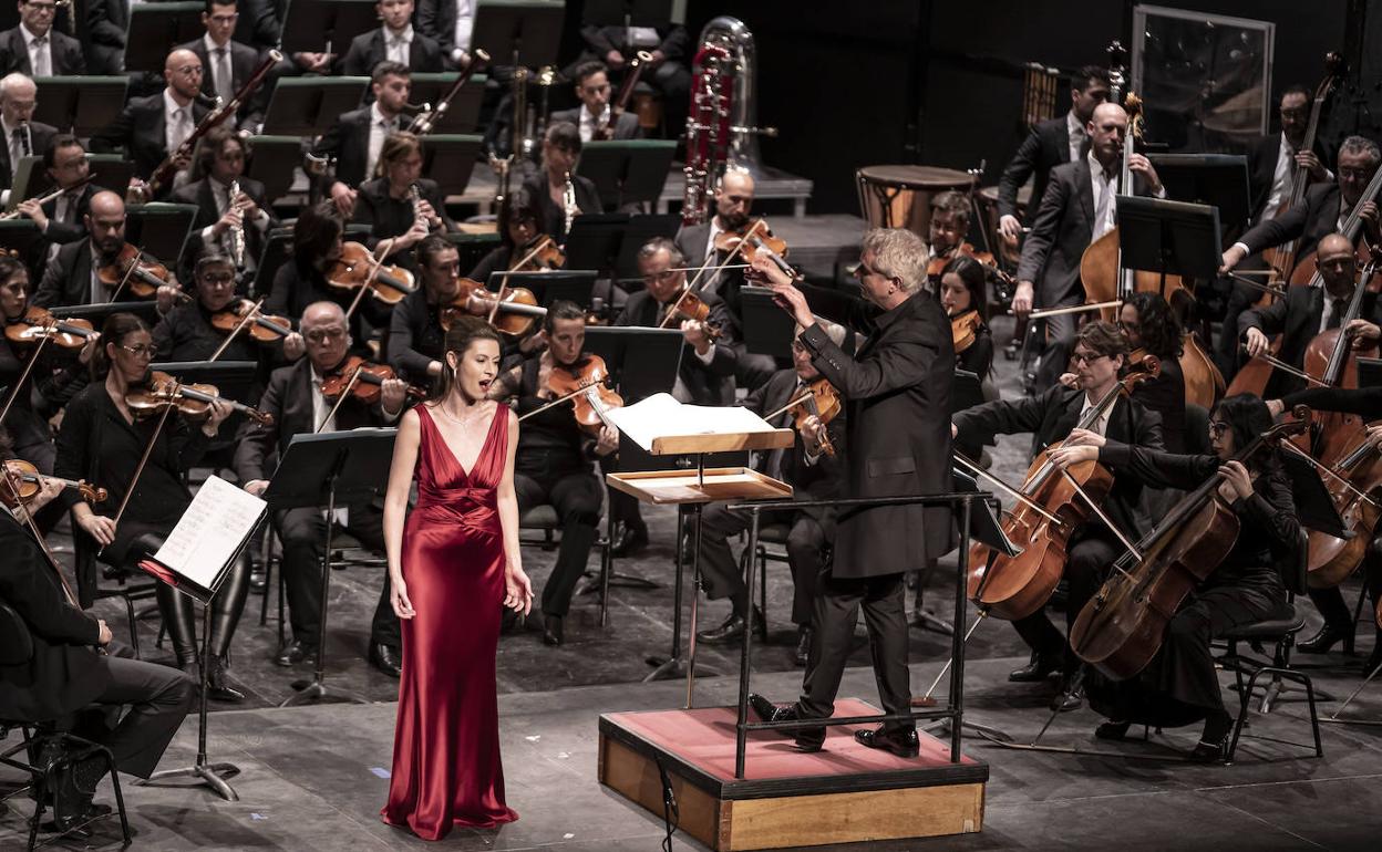 El concierto de la Orquesta de Valencia, dirigida por su titular Alexander Liebreich, y la sobrano Chen Reiss.