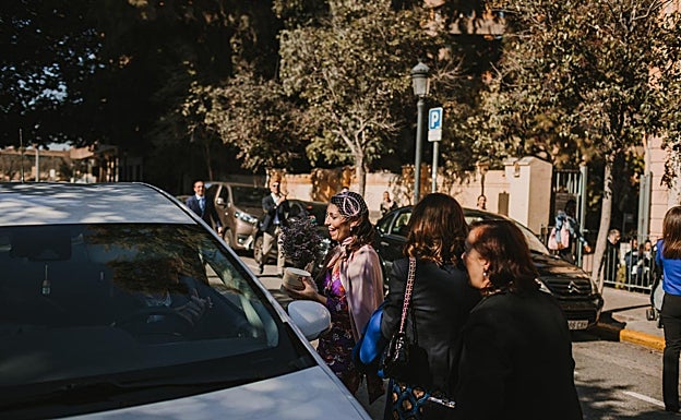 Instante en el que Lina recibe al taxista con los anillos recuperados. 