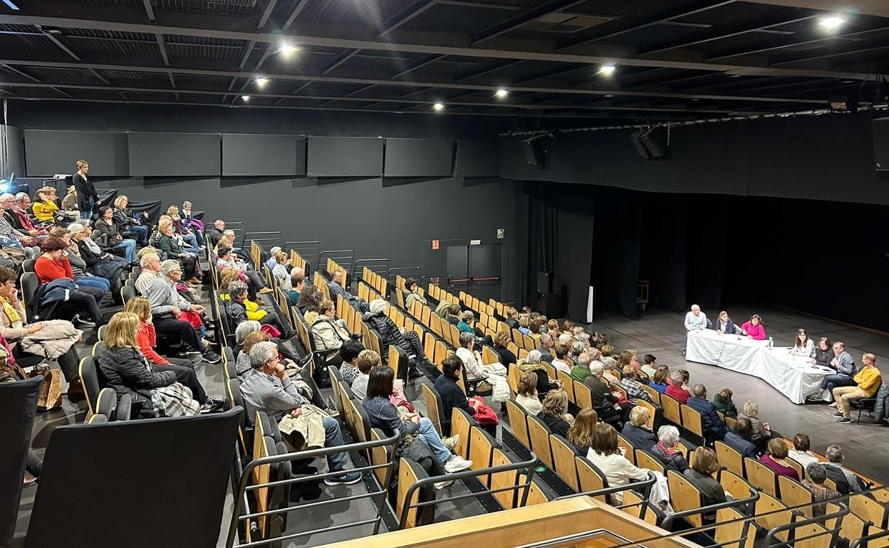 Reunión del gobierno local con las personas usuarias de los centros cívicos de Ontinyent. 