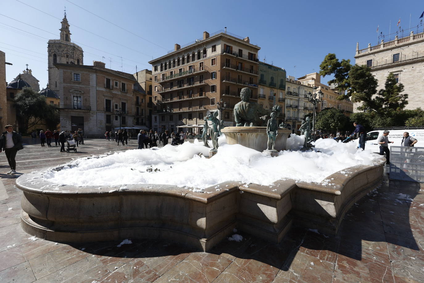 Fotos: Llenan de espuma la fuente de la Plaza de la Virgen