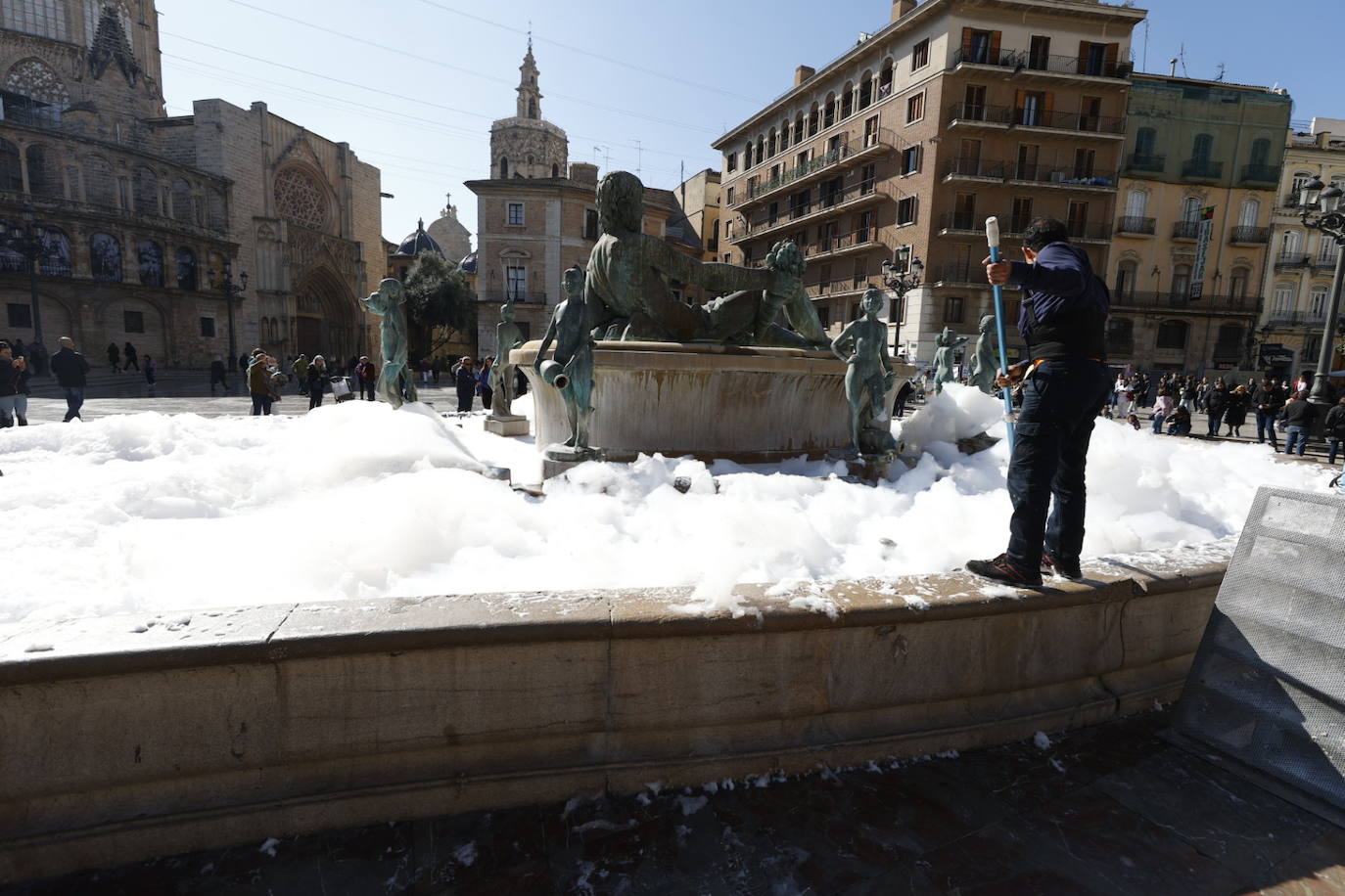 Fotos: Llenan de espuma la fuente de la Plaza de la Virgen