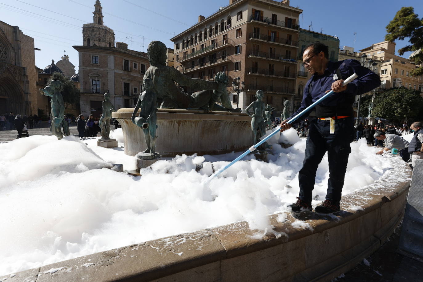 Fotos: Llenan de espuma la fuente de la Plaza de la Virgen