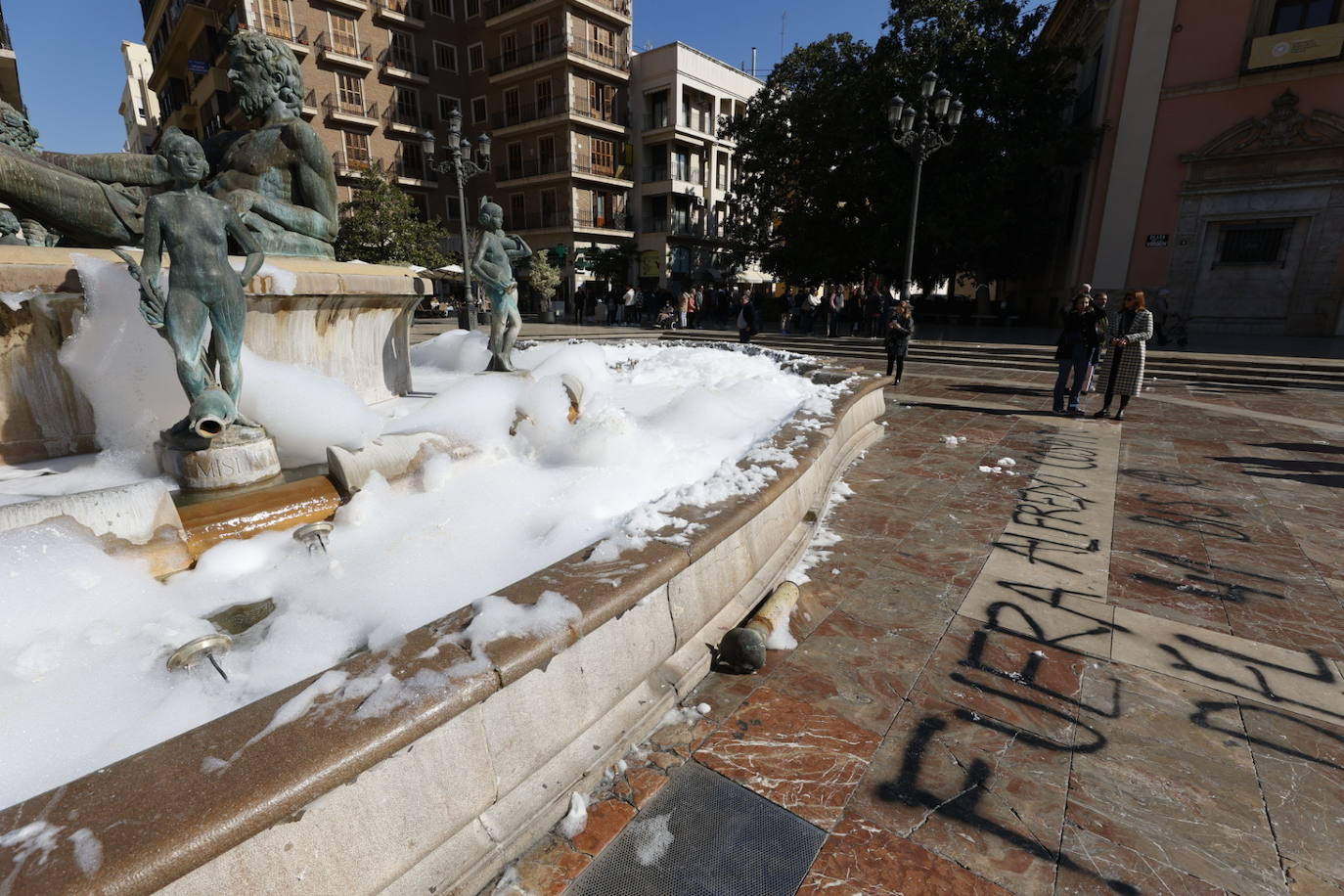 Fotos: Llenan de espuma la fuente de la Plaza de la Virgen