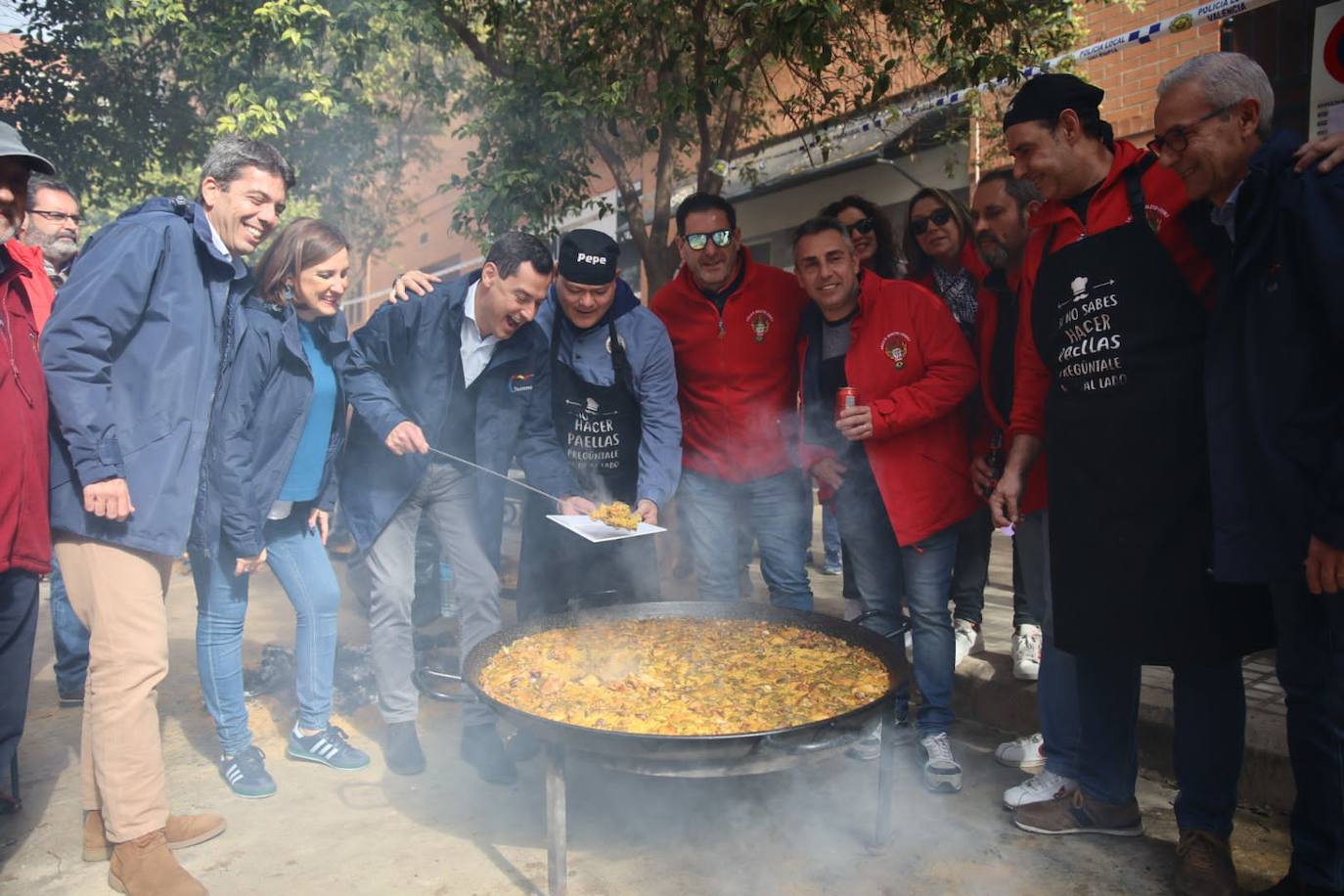 Moreno Bonilla, junto a Catalá y Mazón, en las paellas del Grao