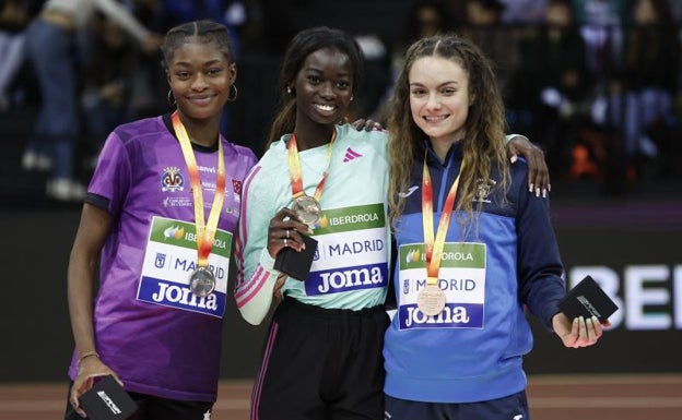 Fátima Diame, en el centro, posa con la medalla de oro. 