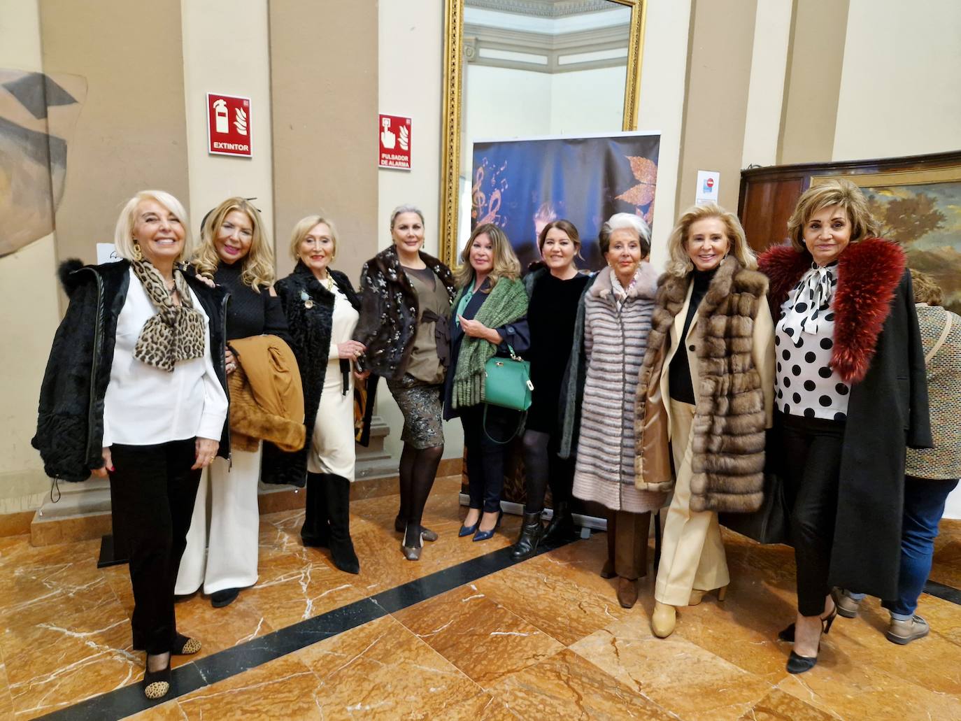 Marisa Marín, Mayrén Beneyto, Laura y Blanca Fitera, Asun Palop o María José García en el concierto de Francisco en el Teatro Principal.